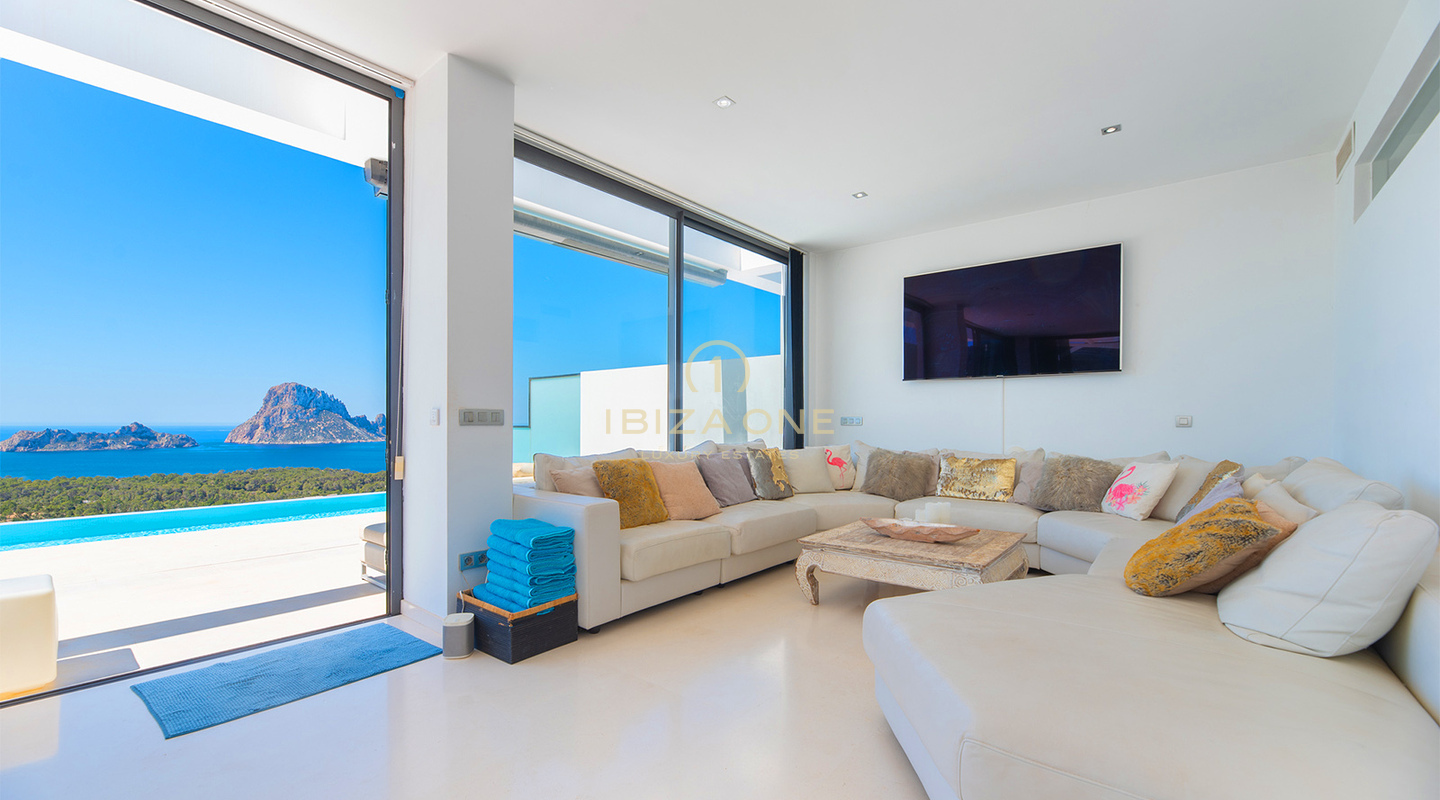 Gran casa adosada de lujo en esquina en Cala Carbo con piscina infinita con vistas a Es Vedrà en venta, Ibiza