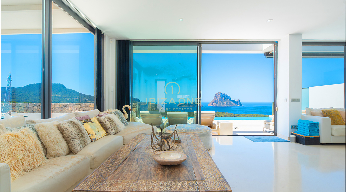 Gran casa adosada de lujo en esquina en Cala Carbo con piscina infinita con vistas a Es Vedrà en venta, Ibiza