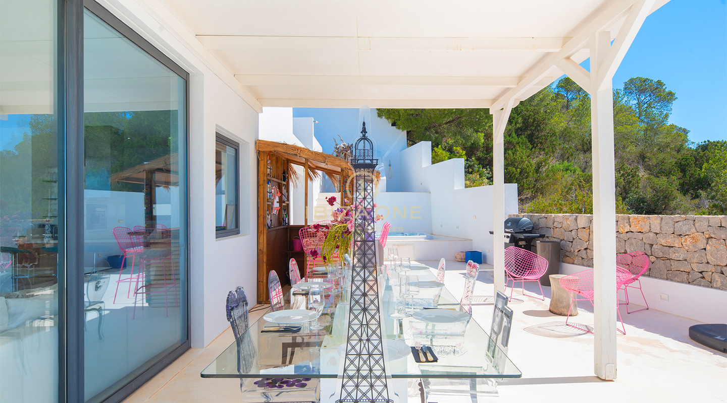 Großes Luxus-Eckreihenhaus in Cala Carbo mit Infinity-Pool und Blick auf Es Vedrà zu verkaufen, Ibiza