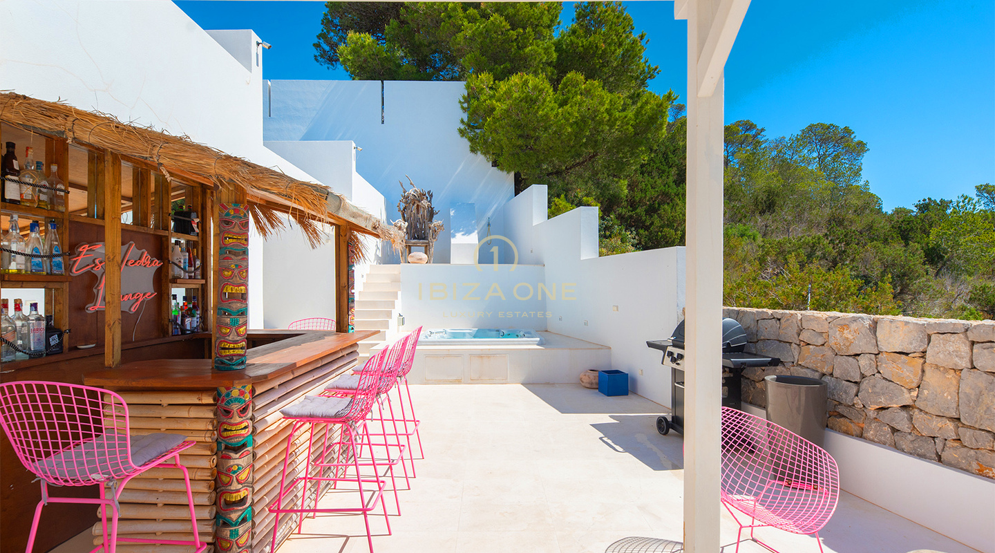 Großes Luxus-Eckreihenhaus in Cala Carbo mit Infinity-Pool und Blick auf Es Vedrà zu verkaufen, Ibiza