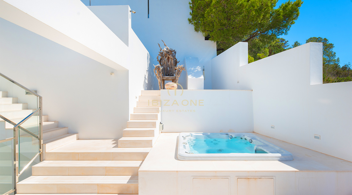 Grande maison de ville de luxe d'angle à Cala Carbo avec piscine à débordement surplombant Es Vedrà à vendre, Ibiza