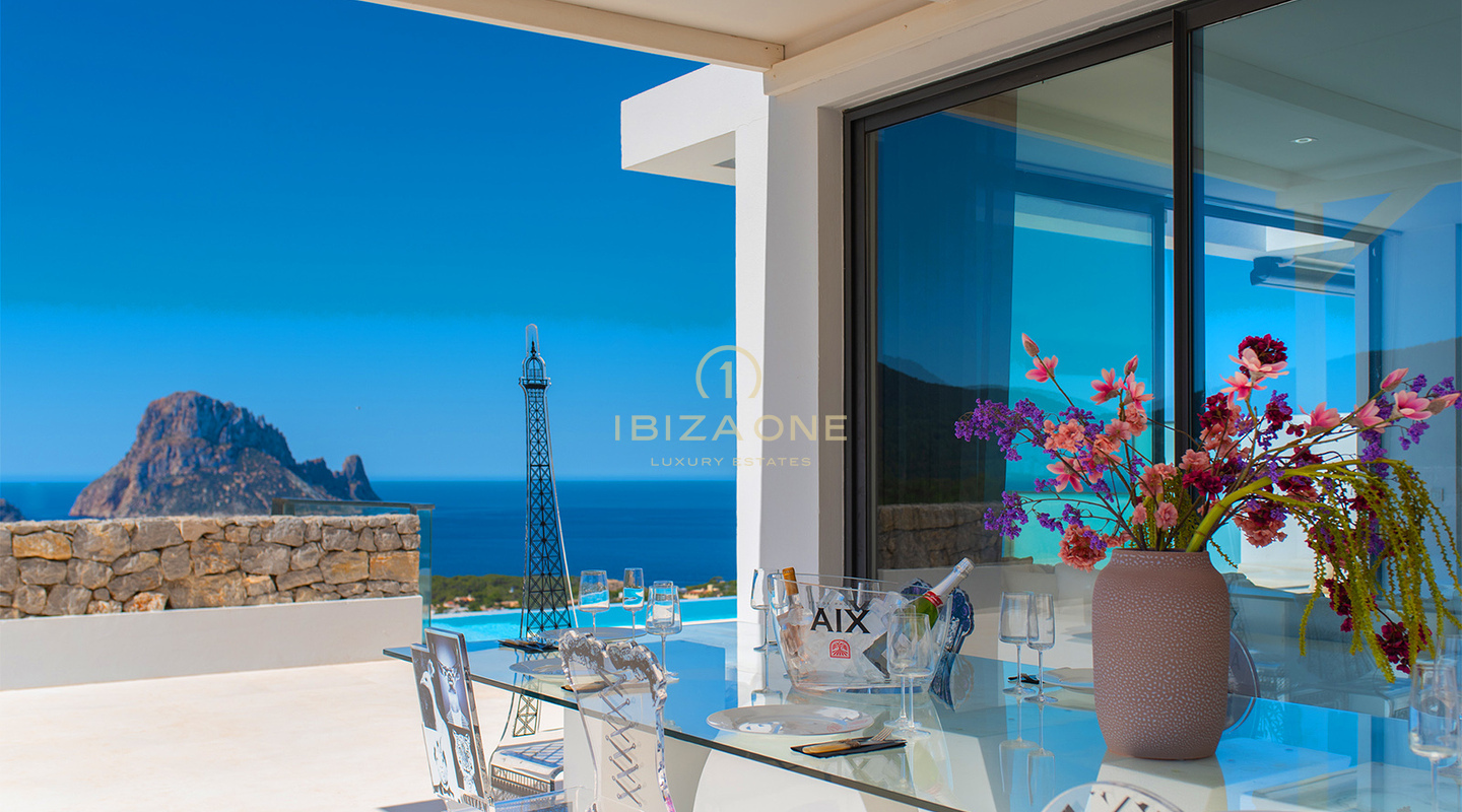 Gran casa adosada de lujo en esquina en Cala Carbo con piscina infinita con vistas a Es Vedrà en venta, Ibiza