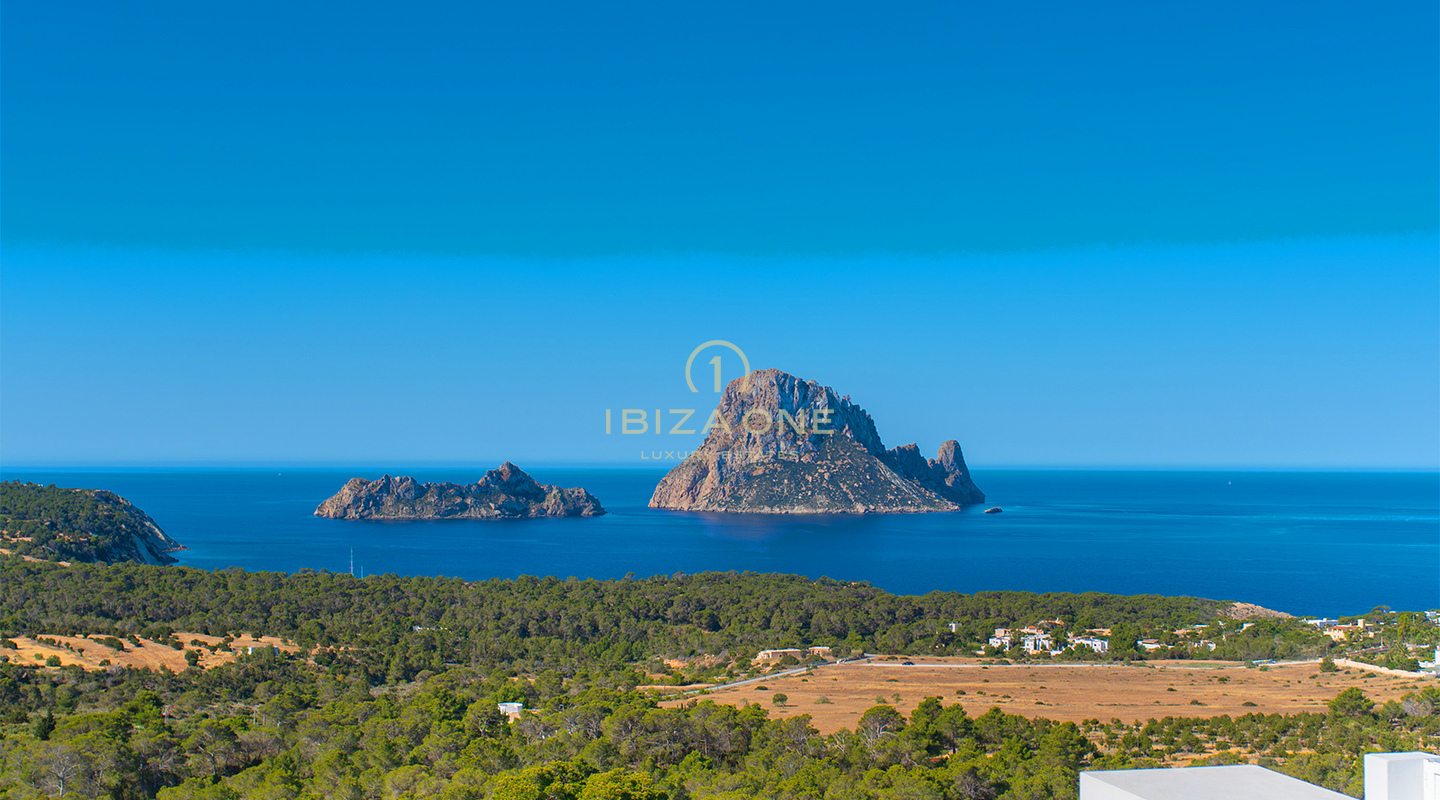 Grande casa a schiera di lusso ad angolo a Cala Carbo con piscina a sfioro con vista su Es Vedrà in vendita, Ibiza