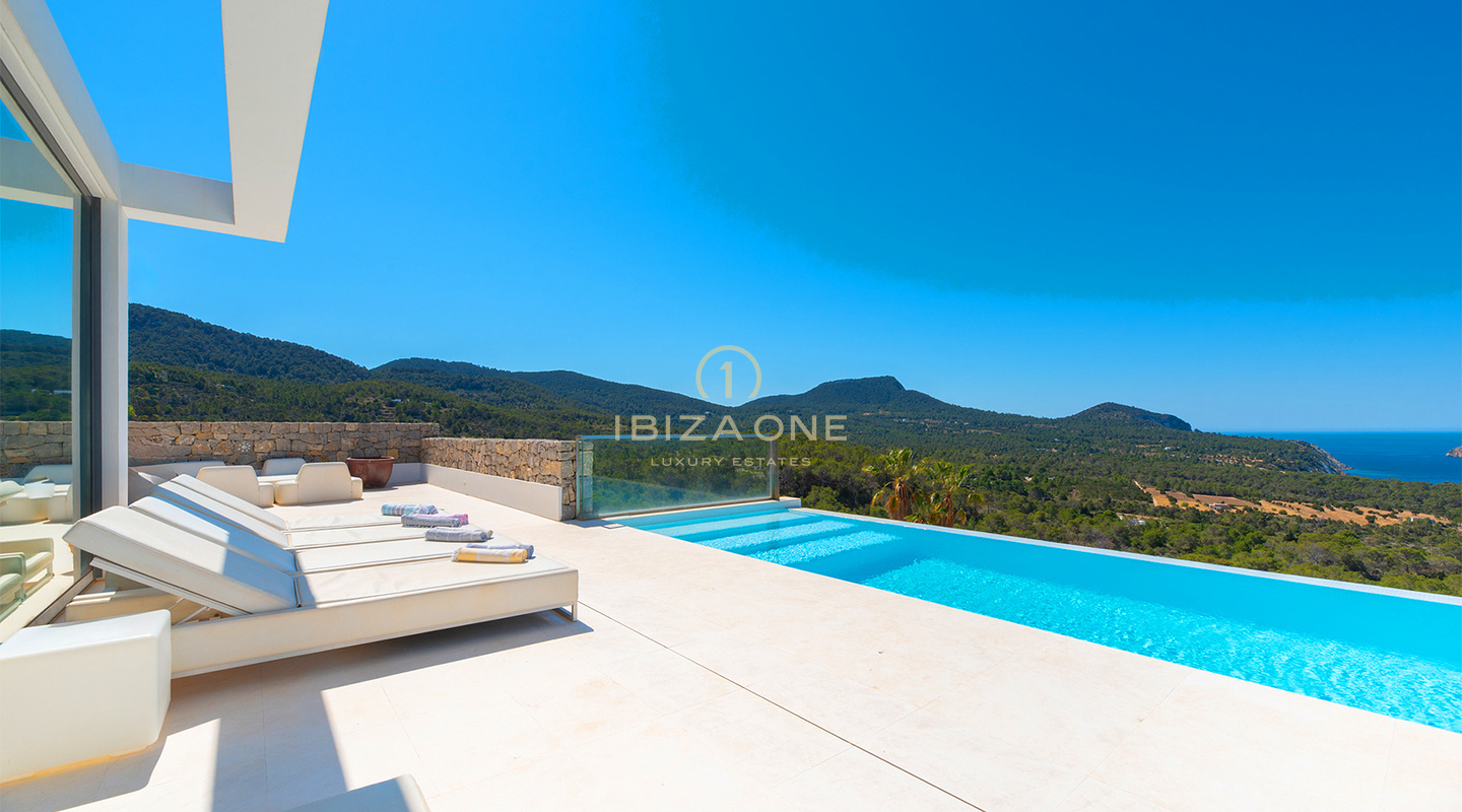 Grote luxe hoekwoning in Cala Carbo met infinity pool met uitzicht op Es Vedrà te koop, Ibiza
