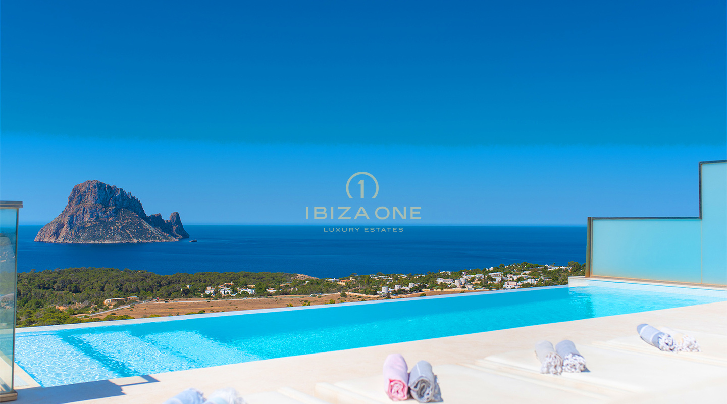 Grande casa a schiera di lusso ad angolo a Cala Carbo con piscina a sfioro con vista su Es Vedrà in vendita, Ibiza