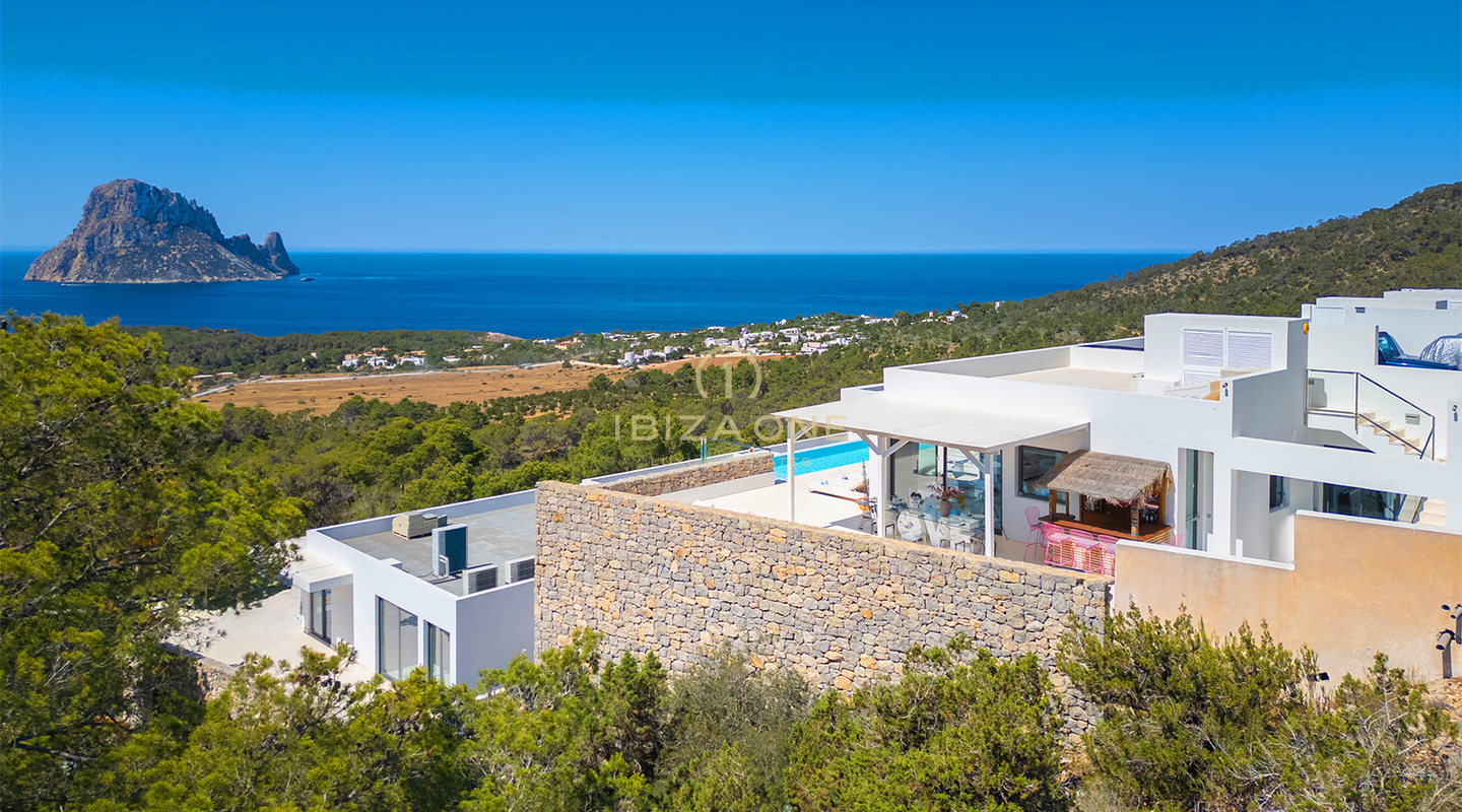 Grande casa a schiera di lusso ad angolo a Cala Carbo con piscina a sfioro con vista su Es Vedrà in vendita, Ibiza