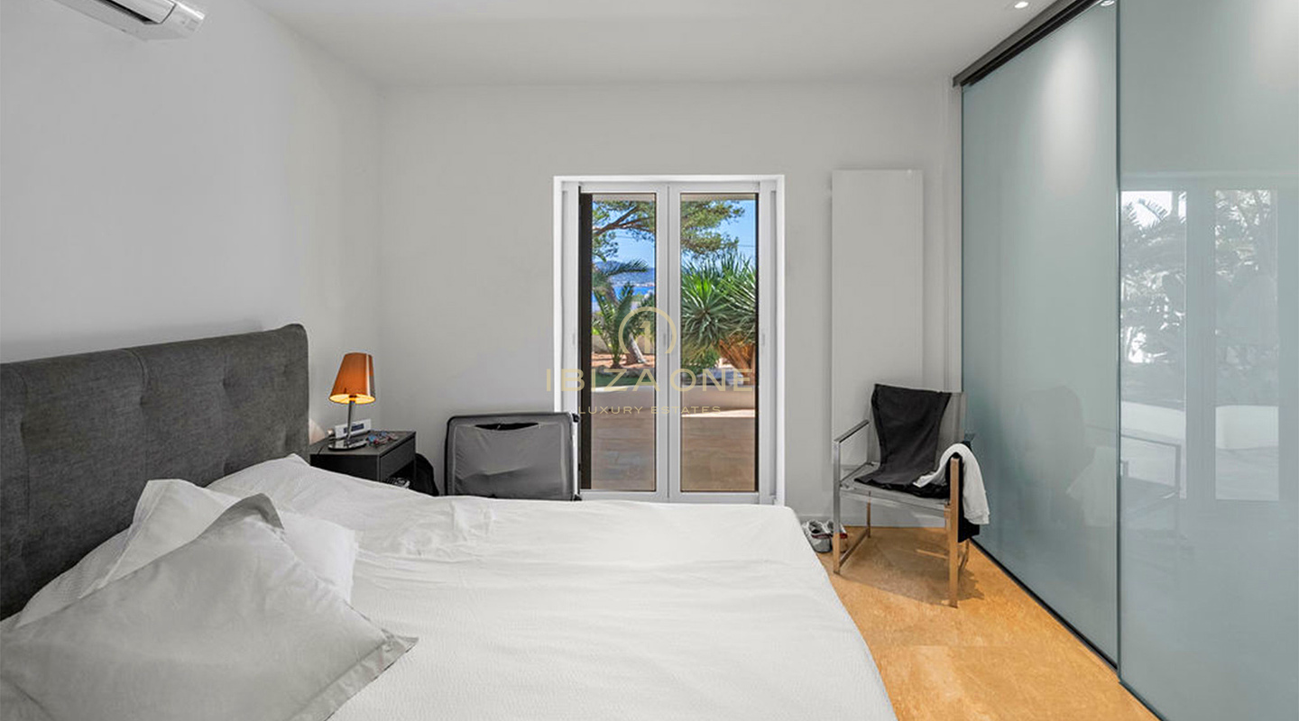 Propiedad en primera línea de Ibiza con acceso privado al mar y vistas al atardecer – En venta ahora, Ibiza
