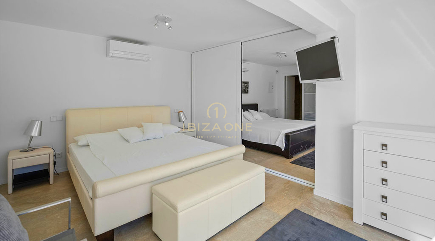Propiedad en primera línea de Ibiza con acceso privado al mar y vistas al atardecer – En venta ahora, Ibiza