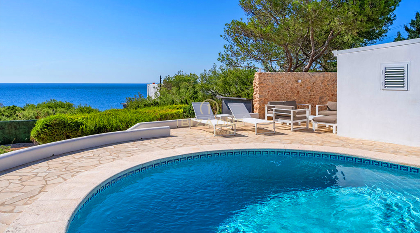 Propiedad en primera línea de Ibiza con acceso privado al mar y vistas al atardecer – En venta ahora, Ibiza