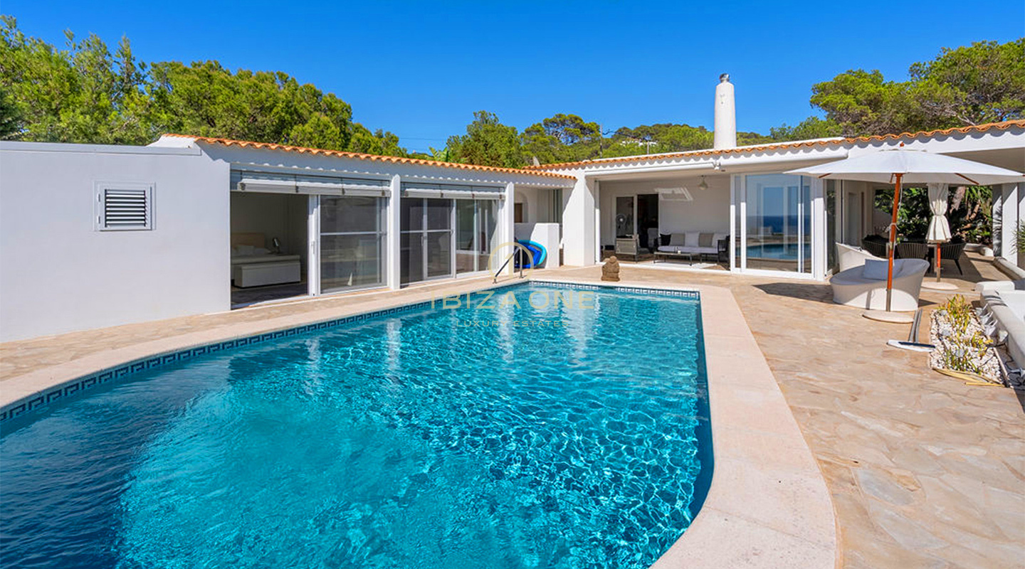 Propiedad en primera línea de Ibiza con acceso privado al mar y vistas al atardecer – En venta ahora, Ibiza