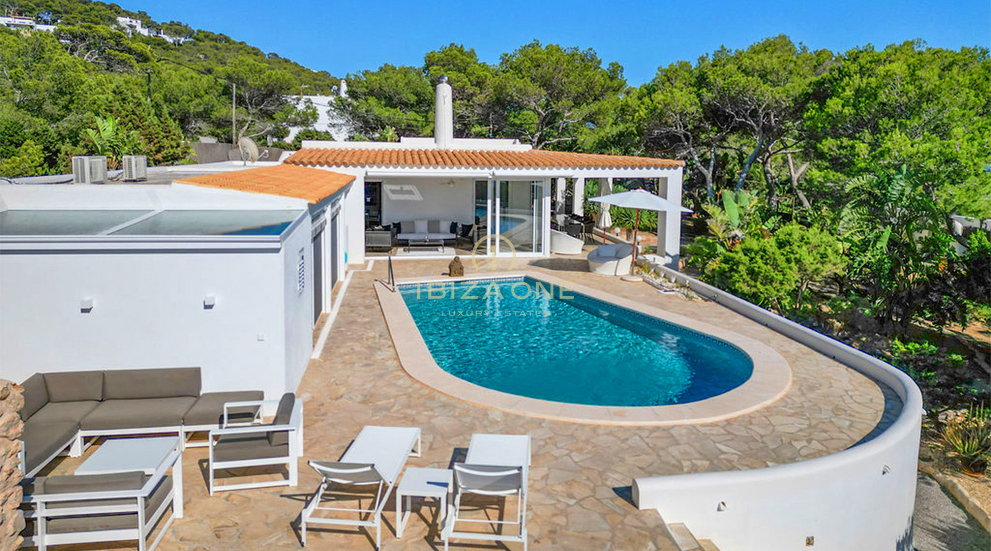 Propiedad en primera línea de Ibiza con acceso privado al mar y vistas al atardecer – En venta ahora, Ibiza