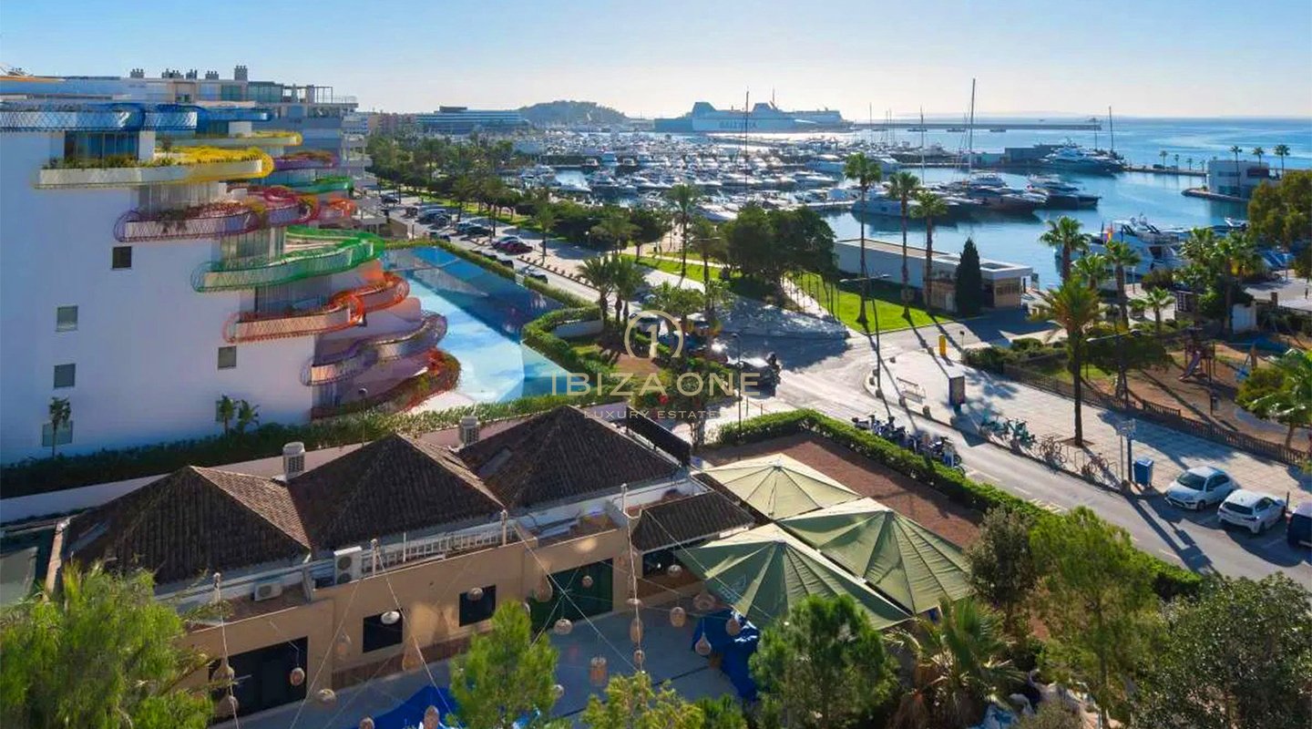 Ático dúplex de lujo en venta en Ibiza con vistas al mar, a Marina Botafoch y al Paseo Marítimo.