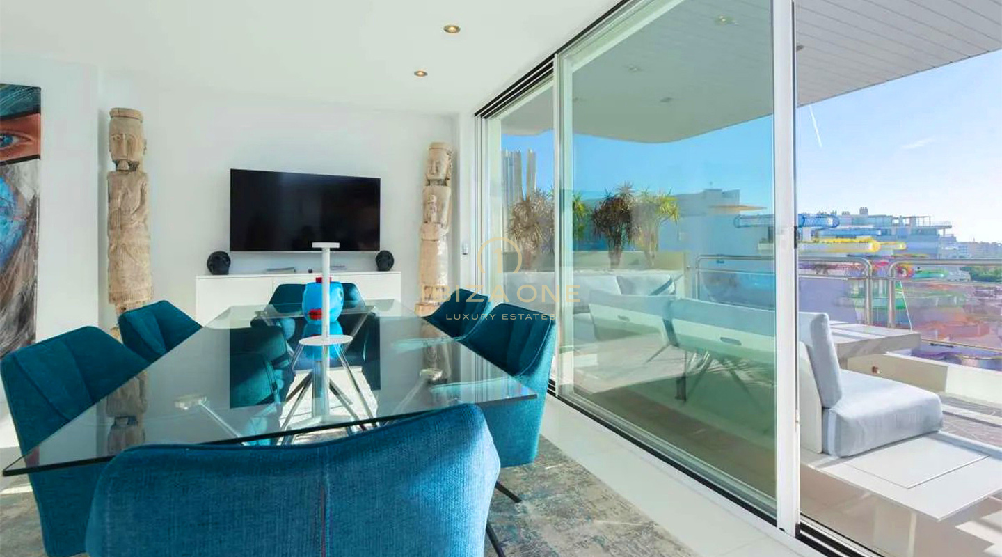 Ático dúplex de lujo en venta en Ibiza con vistas al mar, a Marina Botafoch y al Paseo Marítimo.