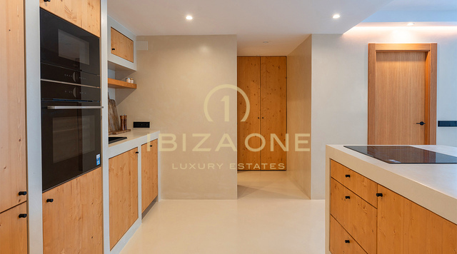 Exclusief luxe gerenoveerd appartement in Marina Botafoch te koop, Ibiza