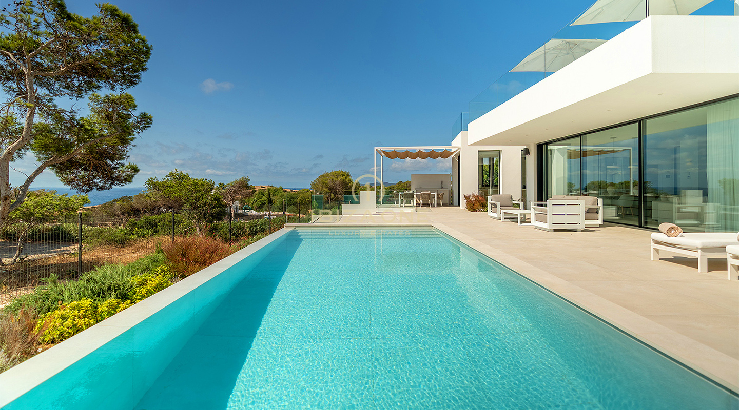 Moderne villa aan het strand met privétoegang tot de zee voor langetermijnverhuur in Cap Martinet, Ibiza