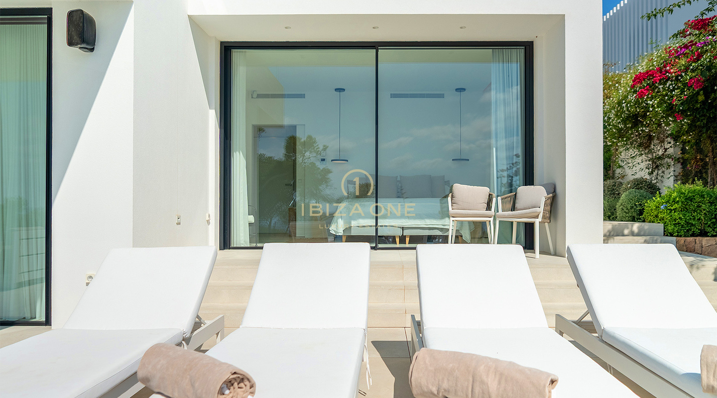 Villa moderne en bord de mer avec accès privé à la mer, à louer à long terme à Cap Martinet, Ibiza