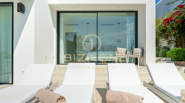 Villa moderne en bord de mer avec accès privé à la mer, à louer à long terme à Cap Martinet, Ibiza