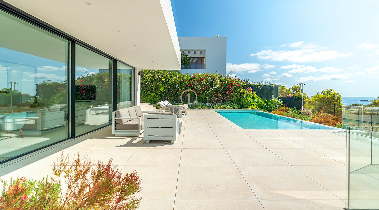 Moderna villa in prima linea sulla spiaggia con accesso privato al mare per affitto a lungo termine a Cap Martinet, Ibiza