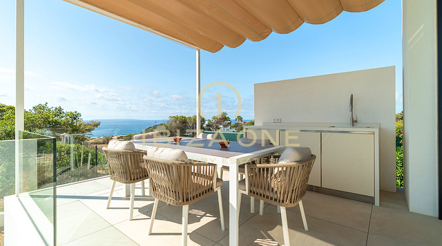 Moderna villa in prima linea sulla spiaggia con accesso privato al mare per affitto a lungo termine a Cap Martinet, Ibiza
