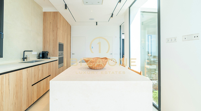 Moderna villa in prima linea sulla spiaggia con accesso privato al mare per affitto a lungo termine a Cap Martinet, Ibiza