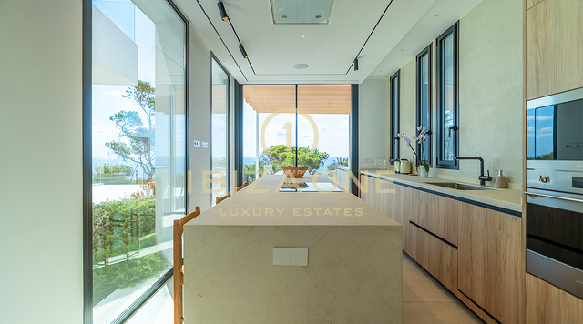 Moderna villa in prima linea sulla spiaggia con accesso privato al mare per affitto a lungo termine a Cap Martinet, Ibiza