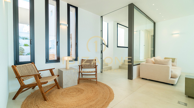 Moderne villa aan het strand met privétoegang tot de zee voor langetermijnverhuur in Cap Martinet, Ibiza