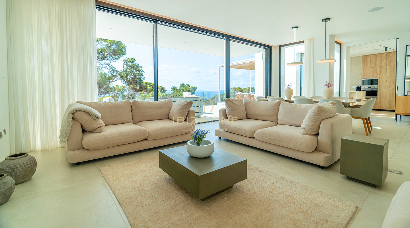 Moderna villa en primera línea de playa con acceso privado al mar en alquiler a largo plazo en Cap Martinet, Ibiza