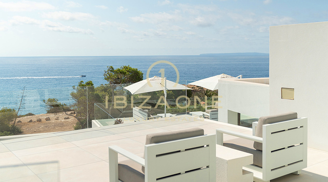 Moderne villa aan het strand met privétoegang tot de zee voor langetermijnverhuur in Cap Martinet, Ibiza