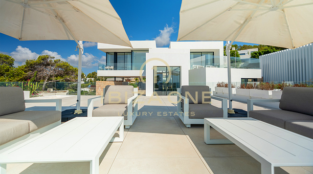 Moderna villa en primera línea de playa con acceso privado al mar en alquiler a largo plazo en Cap Martinet, Ibiza