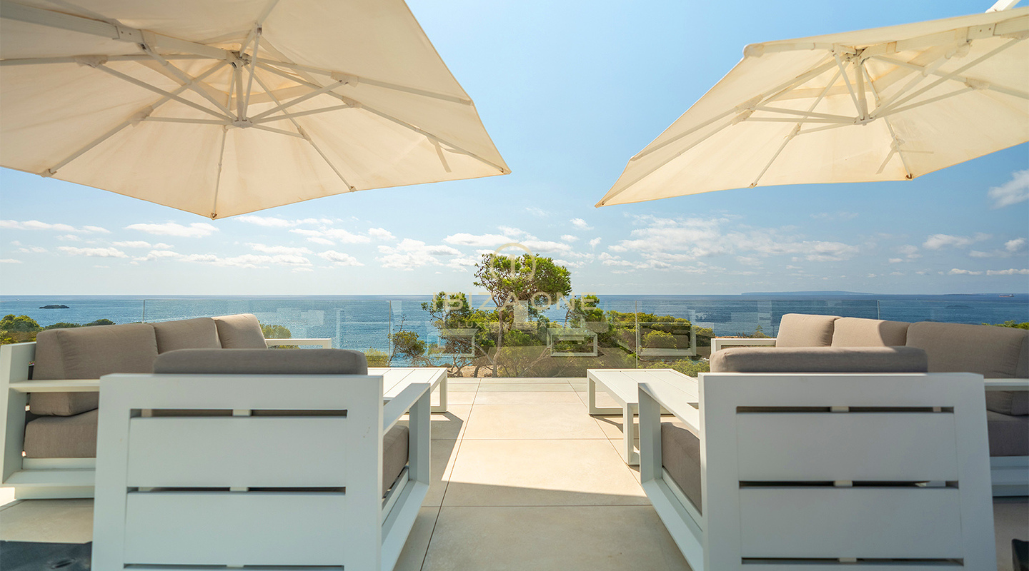 Moderna villa in prima linea sulla spiaggia con accesso privato al mare per affitto a lungo termine a Cap Martinet, Ibiza