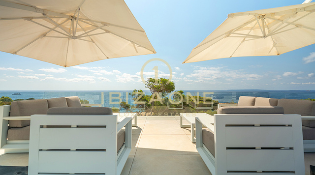 Moderne villa aan het strand met privétoegang tot de zee voor langetermijnverhuur in Cap Martinet, Ibiza