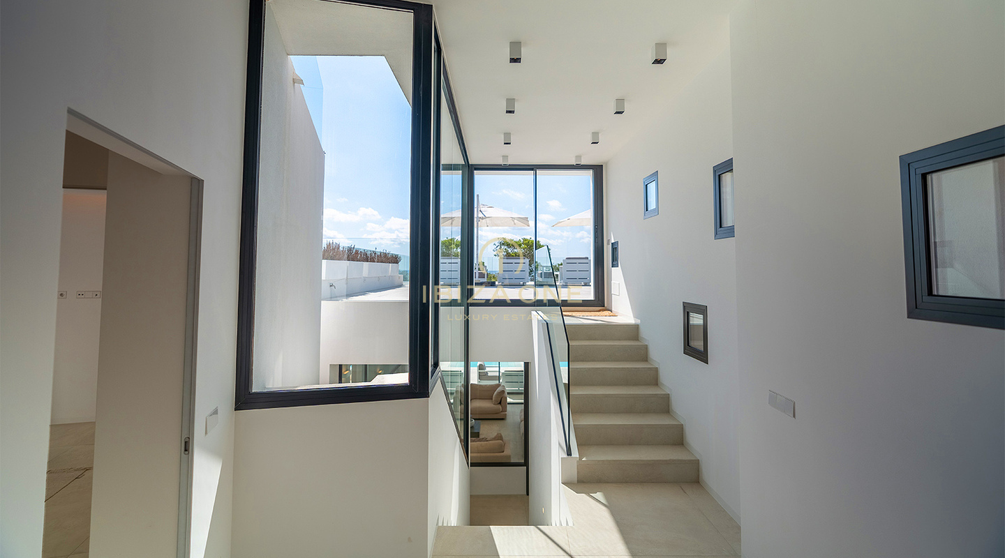 Villa moderne en bord de mer avec accès privé à la mer, à louer à long terme à Cap Martinet, Ibiza