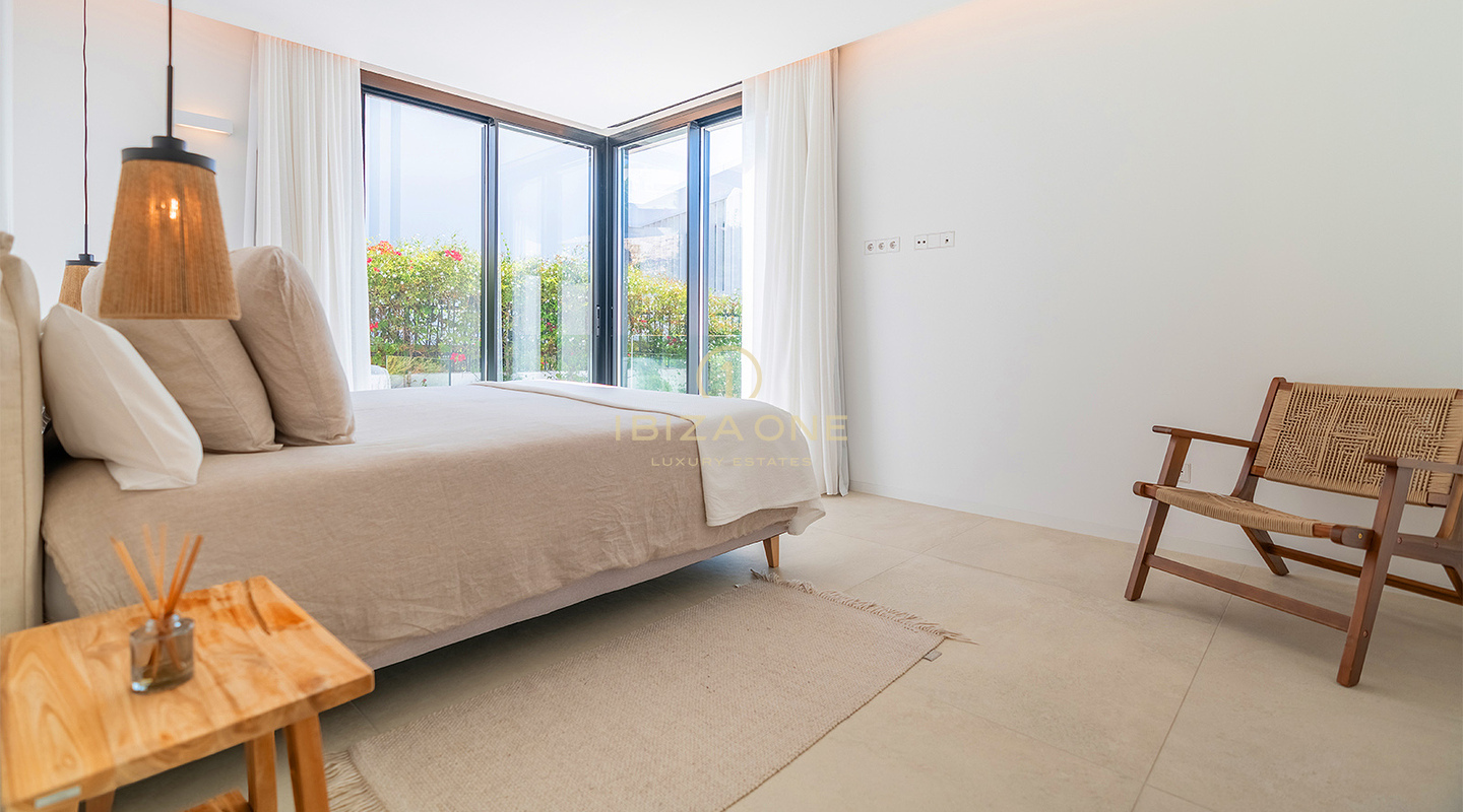 Moderne Villa in erster Strandlinie mit privatem Meerzugang zur Langzeitmiete in Cap Martinet, Ibiza
