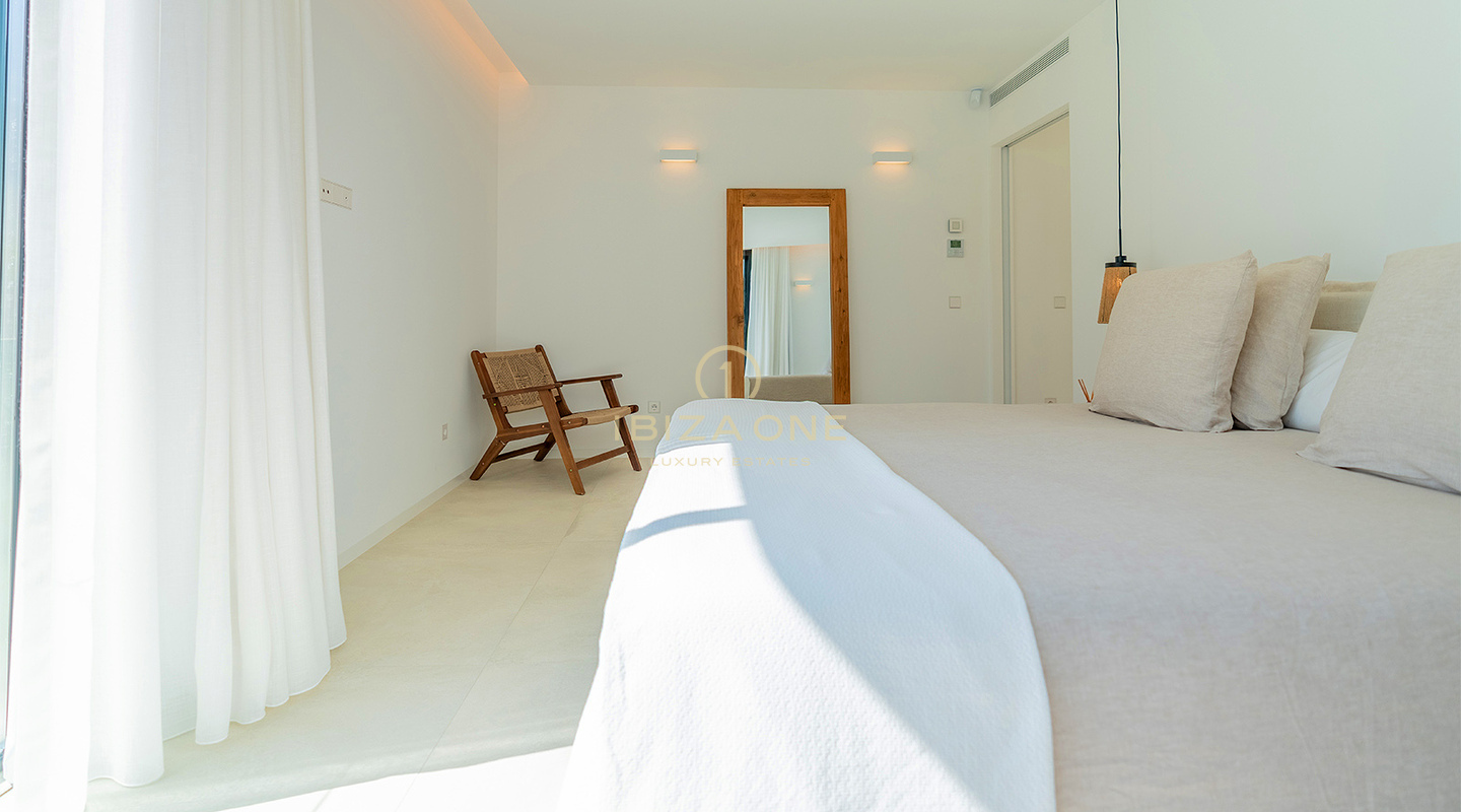 Moderne villa aan het strand met privétoegang tot de zee voor langetermijnverhuur in Cap Martinet, Ibiza
