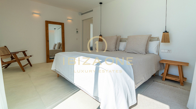 Moderna villa in prima linea sulla spiaggia con accesso privato al mare per affitto a lungo termine a Cap Martinet, Ibiza