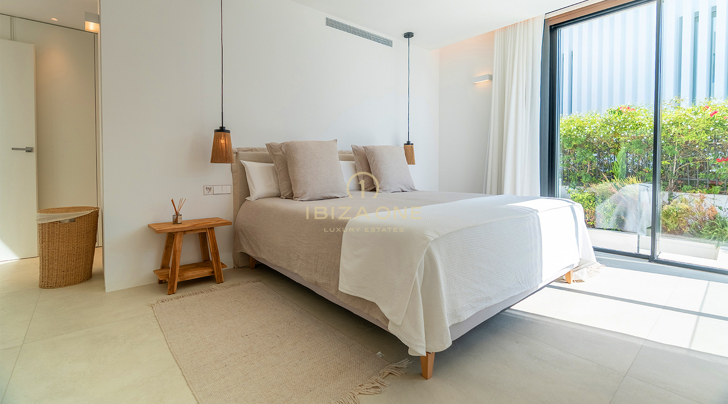 Villa moderne en bord de mer avec accès privé à la mer, à louer à long terme à Cap Martinet, Ibiza