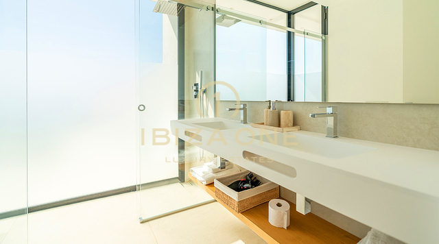 Moderna villa in prima linea sulla spiaggia con accesso privato al mare per affitto a lungo termine a Cap Martinet, Ibiza