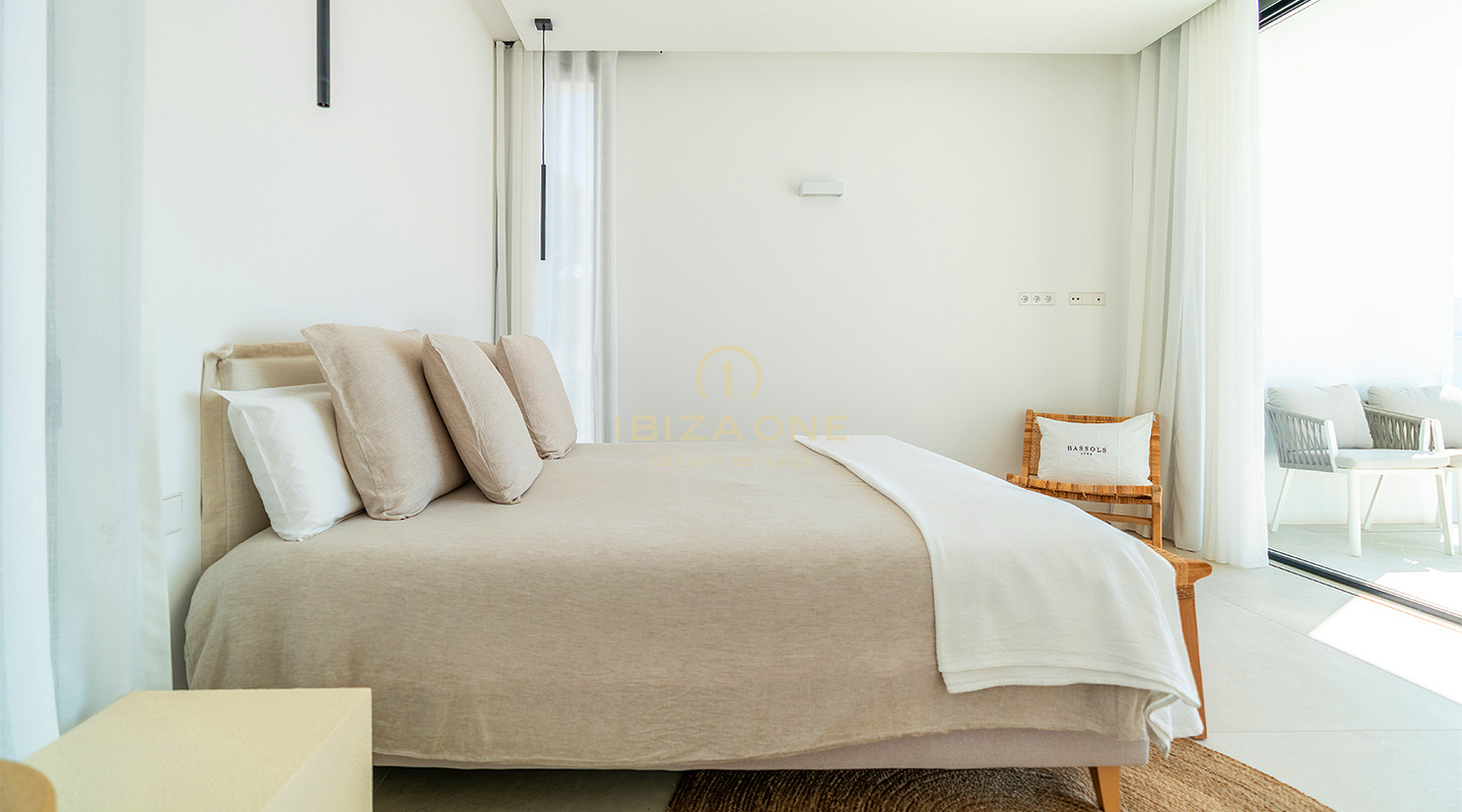 Moderna villa in prima linea sulla spiaggia con accesso privato al mare per affitto a lungo termine a Cap Martinet, Ibiza