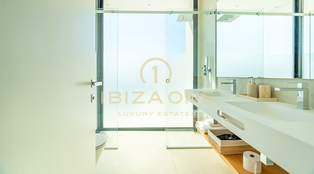 Moderne villa aan het strand met privétoegang tot de zee voor langetermijnverhuur in Cap Martinet, Ibiza