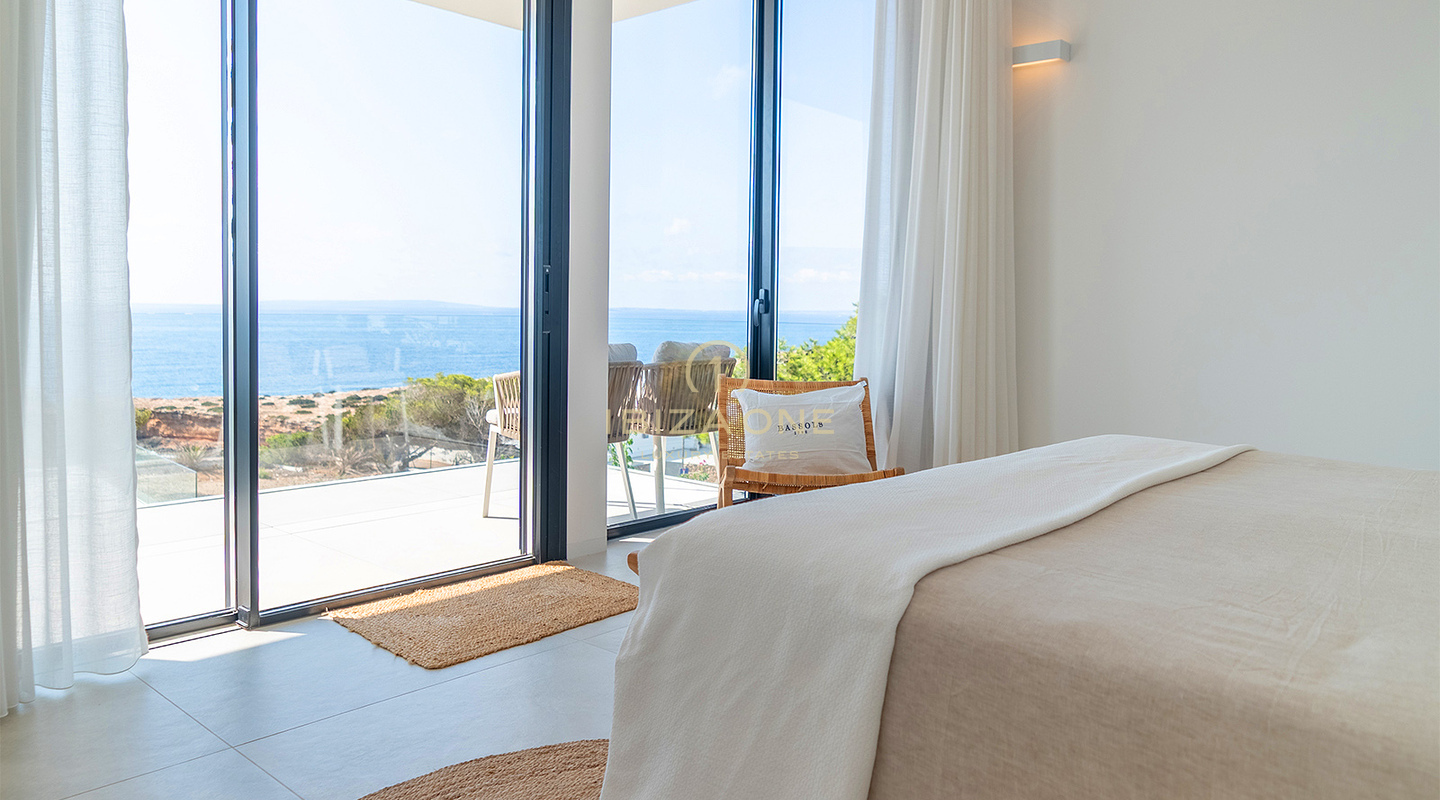 Moderne villa aan het strand met privétoegang tot de zee voor langetermijnverhuur in Cap Martinet, Ibiza