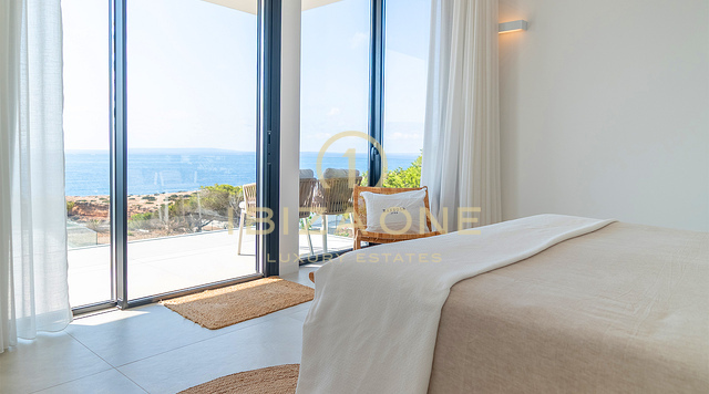 Moderne villa aan het strand met privétoegang tot de zee voor langetermijnverhuur in Cap Martinet, Ibiza