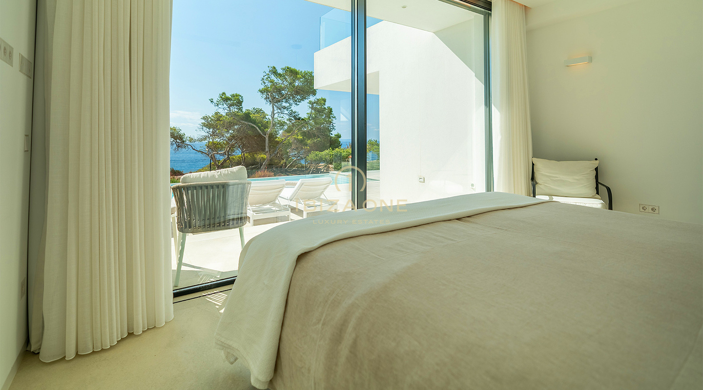 Moderna villa en primera línea de playa con acceso privado al mar en alquiler a largo plazo en Cap Martinet, Ibiza