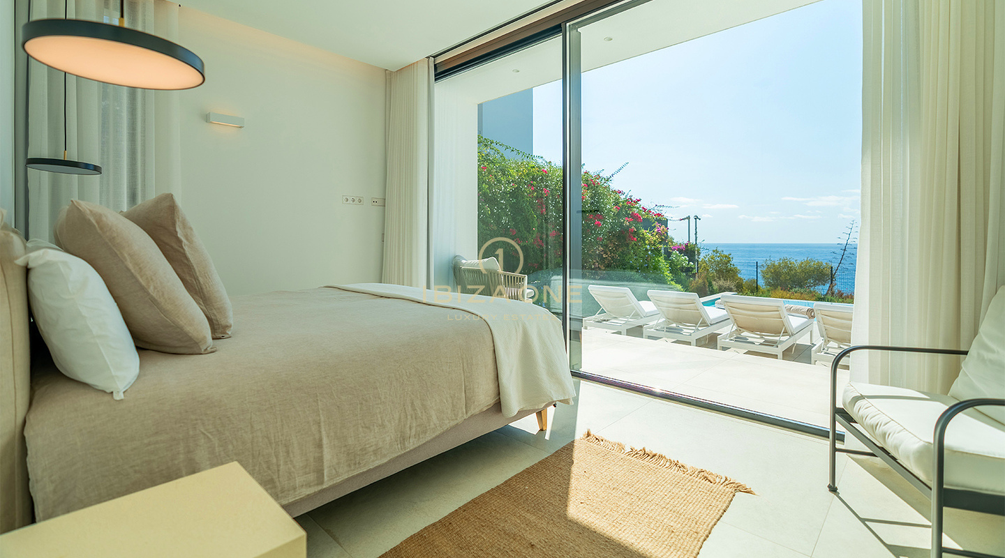 Moderna villa en primera línea de playa con acceso privado al mar en alquiler a largo plazo en Cap Martinet, Ibiza