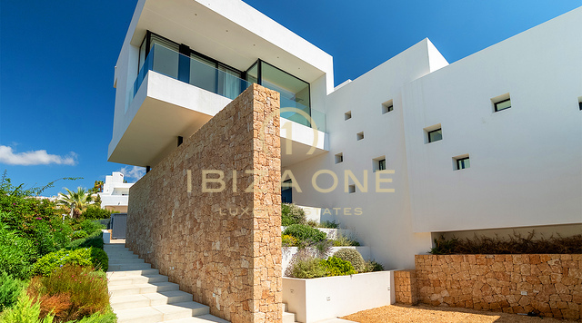 Moderna villa en primera línea de playa con acceso privado al mar en alquiler a largo plazo en Cap Martinet, Ibiza