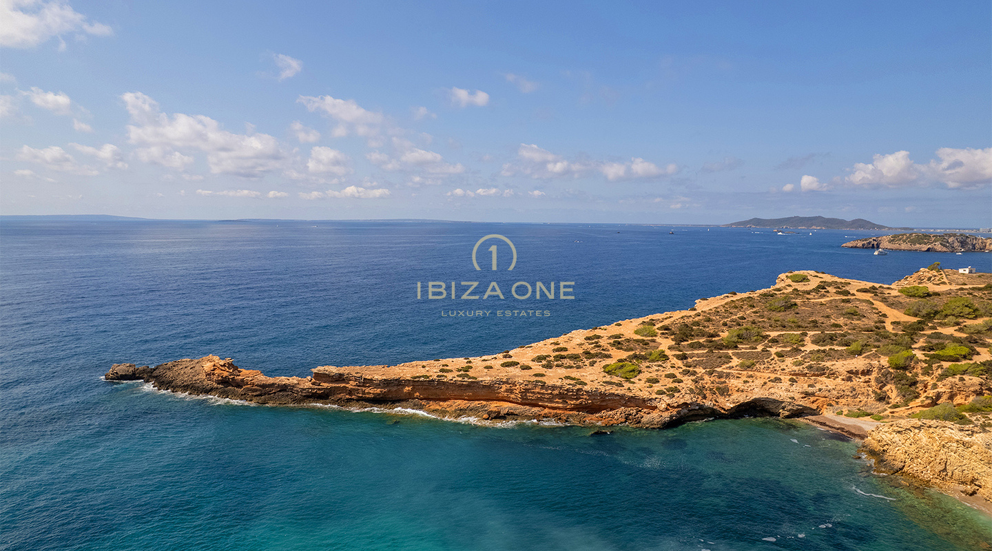 Moderne villa aan het strand met privétoegang tot de zee voor langetermijnverhuur in Cap Martinet, Ibiza