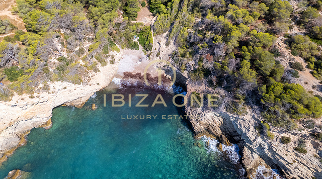 Moderne villa aan het strand met privétoegang tot de zee voor langetermijnverhuur in Cap Martinet, Ibiza