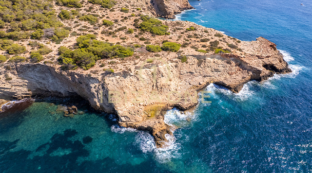 Moderna villa en primera línea de playa con acceso privado al mar en alquiler a largo plazo en Cap Martinet, Ibiza
