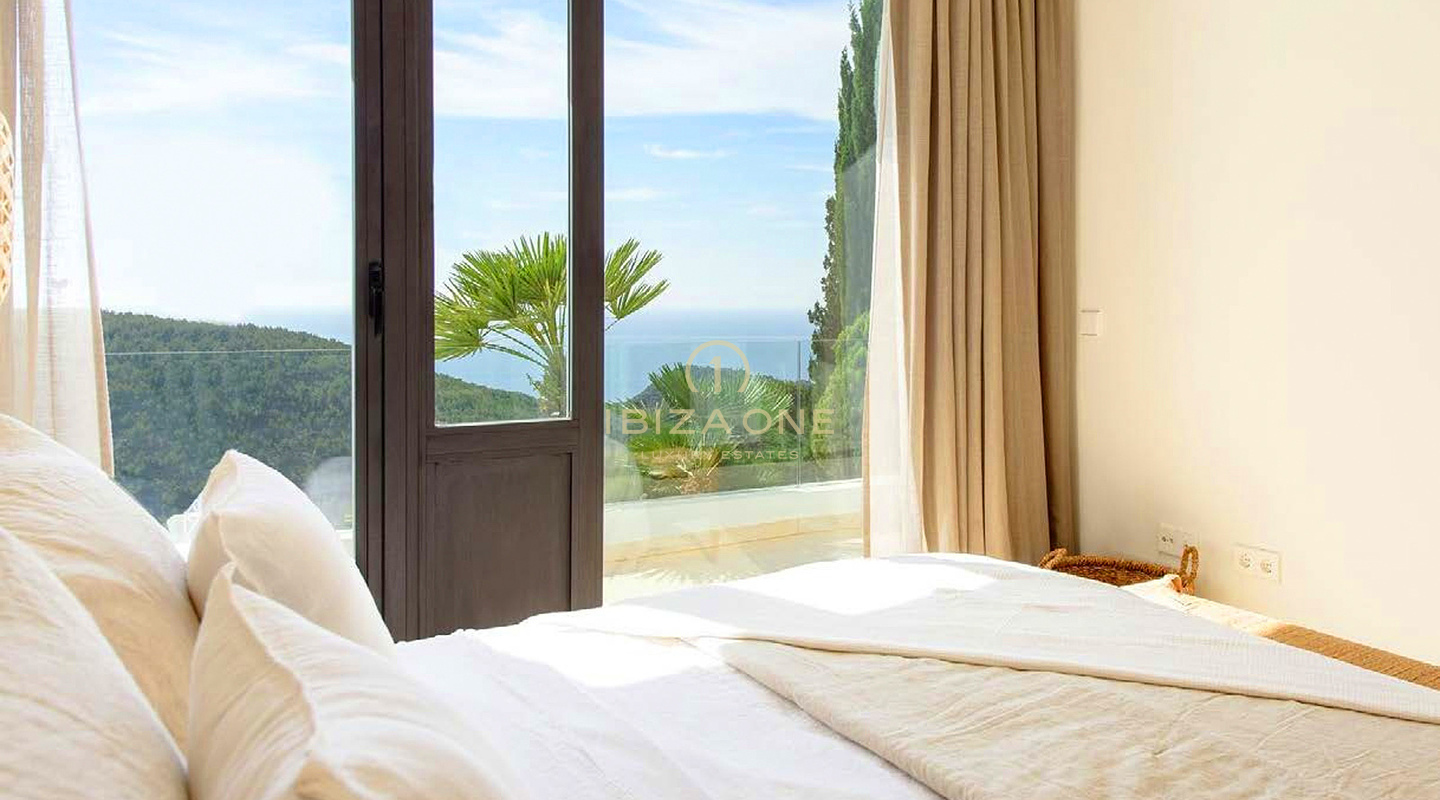 Villa di lusso recentemente ristrutturata con splendida vista sul mare in vendita, Ibiza