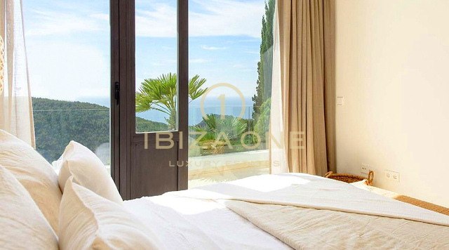 Villa di lusso recentemente ristrutturata con splendida vista sul mare in vendita, Ibiza