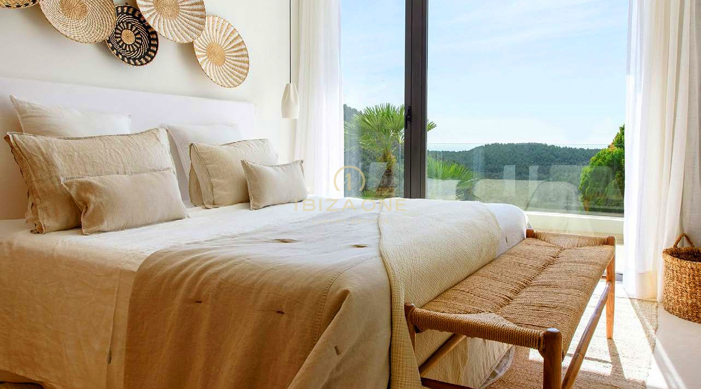Villa di lusso recentemente ristrutturata con splendida vista sul mare in vendita, Ibiza